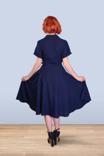 Christine Poly ausgestelltes Kleid – Marineblau